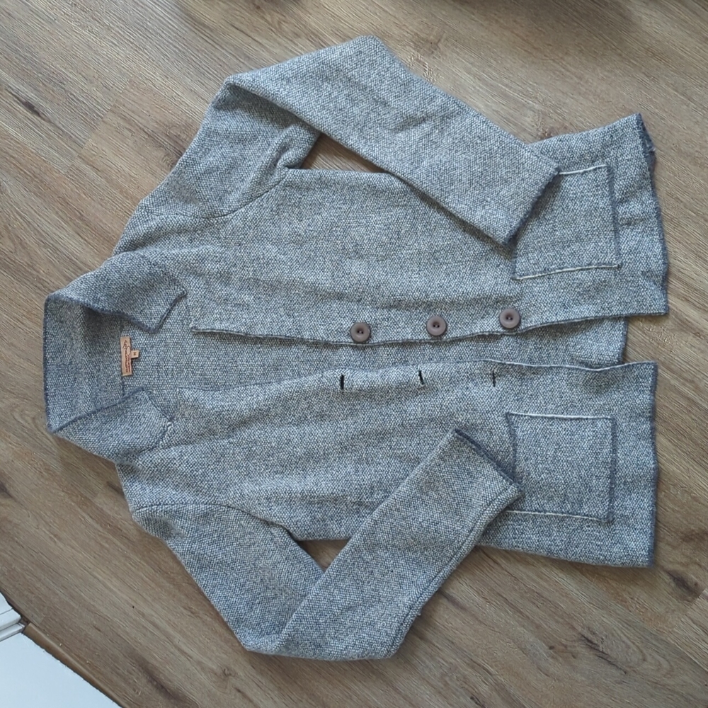 Stretchy gray blazer with buttons and pockets